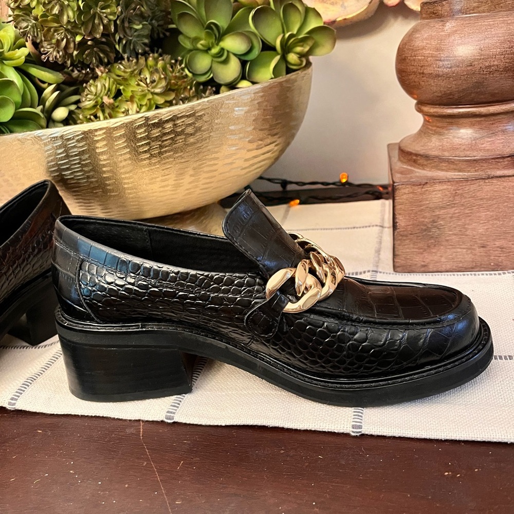 AQUA Croc-Embossed Black Leather Loafers w/Gold Chain Size 7.5 EUC - Picture 3 of 9